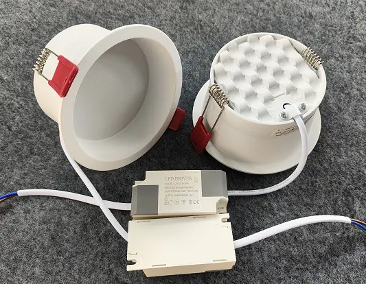 Deep anti-glare downlight