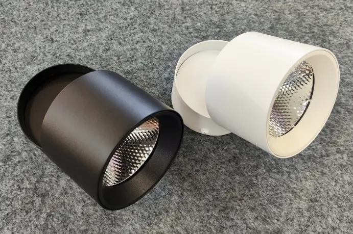 Open-mounted folding spotlights